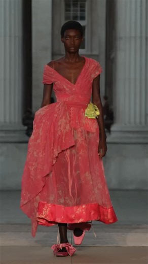 SPRING SUMMER 2026 BY @ERDEM.MORALIOGLU LOOK 32 Draped mid-length dress in pink floral-printed metallised linen gauze. Pre-order the Spring Summer 2026 collection via link in bio. | ERDEM