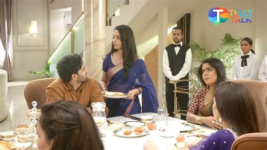 Tapasya gets confused during her 'Pehli Rasoyi' function. Maya spills the secret of Tapasya in front of everyone, that she doesn't know how to cook food. Jagadhatri handles the situation intelligently. Watch the video to know more! #onlocation #serialupdate #pehlirasoyi | Telly Talk India