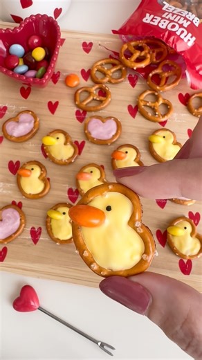 Sachiの誰でも作れる簡単かわいいお菓子 on Instagram: "バナナチョコペンとプレッツェルで作るぴよチョコ🐣 くちばしはマーブルチョコを半分に切ったやつだよ！ かわいすぎて食べれない🥹💘 材料 ☑︎プレッツェル ☑︎バナナチョコペン.黒チョコペン(ダイソー) ☑︎マーブルチョコ(オレンジ色と黄色) . . . #ひよこ #ひよこちゃん #プレッツェル #チョコプレッツェル #チョコ #バレンタイン #バレンタインチョコ #バレンタインレシピ #バレンタインスイーツ #バレンタイン手作り #手作りバレンタイン #お菓子作り #お菓子作り好きな人と繋がりたい #簡単お菓子 #簡単おやつ #簡単スイーツ #簡単レシピ #お菓子レシピ #valentine #valentinechocolate #chicks #pretzels #easterchick #babyduck"
