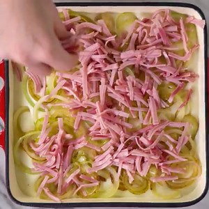 10M views · 160K shares | Essa receita de batata à portuguesa gratinada serve como acompanhamento ou entrada de qualquer refeição. Receita completa  https://taste.md/2ieP1oU Salve essa receita no Pinterest: https://goo.gl/7QreZW | Tastemade Brasil | Facebook