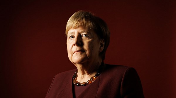Merkel stellt sich gegen Merz