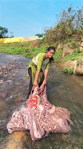 मशीन भी फेल है इसके आगे! 😱 गाँव की जादुई धुलाई ✅ #shorts #villagelife #hardwork