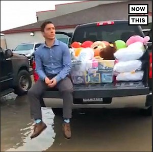 This Senate candidate got arrested trying to deliver toys and supplies to detained children | NowThis