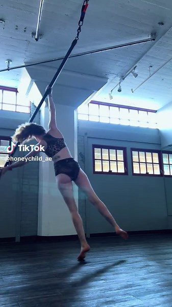 Flying pole deadlift check. Haven’t seen you since pre-pregnancy 🥰💪 #pddeadlift #flyingpole #aerialpole #pdayesha #polefittness