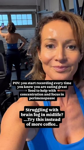Brain fog menopause a never-ending to-do list = the perfect storm for procrastination. 😵‍💫 Brain fog and procrastination in midlife aren’t just ‘you being flaky’ – your hormones are changing. As oestrogen and progesterone drop, they impact key brain chemicals like dopamine and serotonin, which support memory, focus and motivation. Three simple food shifts can really help: 1️⃣ Build your meals around protein – fish, eggs, Greek yoghurt, beans – to steady blood sugar and keep your brain online. 