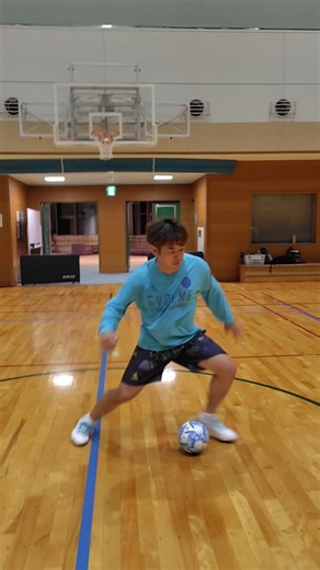 ステップフェイク→ボディフェイク→もう１回フェイクしてかわす #サッカー #フットサル #ドリブル #楽しい