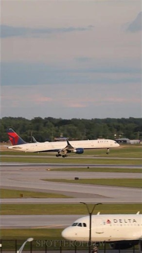 'The Flying Pencil' Delta 757 Landing at DTW! #aviation #planespotting #Delta