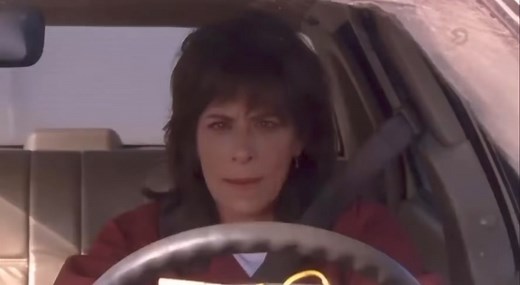 No olvidemos la gran escena de cuando lois tiene una discusión en el estacionamiento y destruye su auto. | Malcolm el de enmedio