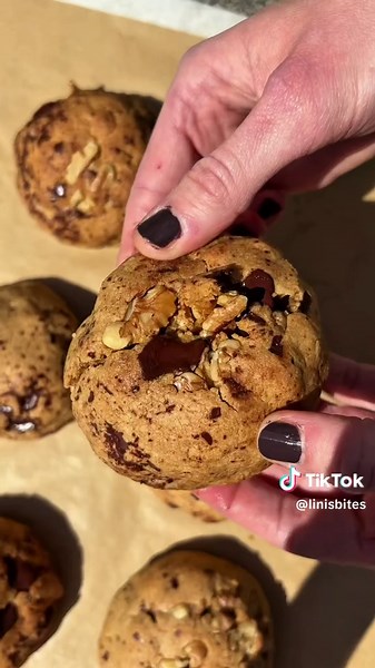 Lust auf super saftige, richtig dicke Cookies!?😎 Da hätten wir was für euch! Diese Tahini Walnut Cookies sind im Handumdrehen zubereitet und haben Suchtfaktor Hoch 1000!🤤🍪 Zutaten: 200 g weiche vegane Butter 175 g Dattelsüße oder Kokosblütenzucker 75 g Ahornsirup 2 EL Sojaquark 1-2 EL Tahini 450 g Buchweizen- oder Dinkelmehl 2 TL Backpulver 1 Prise Salz Evtl. etwas pflanzl. Milch, falls Teig noch zu trocken Eine Handvoll Walnüsse 60 g Zartbitterschokolade Zubereitung: Schokolade und Walnüsse