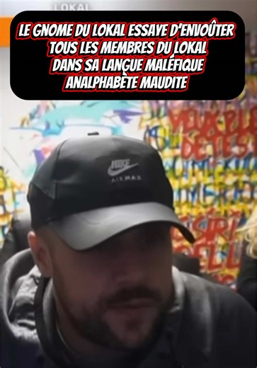 Dans ce nouvel épisode du Lokal, nous retrouvons 3 Cheveux, le gnome maléfique tout droit sorti de sa brousse. 🧙‍♂️ Venu chanter sa sérénade alphabétique diabolique, il oublie les paroles en plein milieu 😭 Sous le regard incrédule de Marie à tout prix et de Merdikus aux oreilles gigantekus, le chaos est total 😵‍💫 🎭 Un moment de pure folie signé le Lokal, entre cris, rires et enchantement tordu. #lelokal #mehdiscc #salimioshhh #maerioff #3cheveux @MaeriOff @3 CHEVEUX @decoy @ogk_yass @Salimi