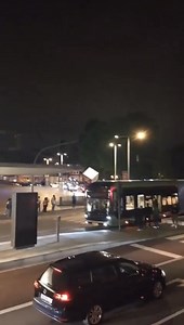 378K views · 2.5K reactions | Metro Bus - MAIS UMA OBRA GENIAL O metro bus que foi recentemente inaugurado precisa de escolta policial  para cortar o trânsito sempre que precisa dar a volta na Casa da Música. Quando o dinheiro é dos outros é sempre fácil fazer obras  Está ainda consegue ser melhor do que as obras que fizeram para destruir a Av Brasil e torna-la um perigo para a circulação  Conteúdo: André Azevedo Alves | Porto. O lado abandonado da cidade | Facebook