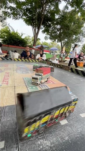 Truk oleng remote dan bis malam telolet RC #trukoleng #rccars #bistelolet #mobilmobilan #toys