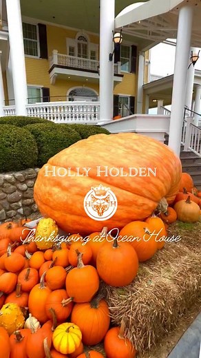 November is a divine time to visit The Ocean House Resort in Watch Hill, Rhode Island. @oceanhouseri 💙 We were the lucky guests of our dear and charming friends who purchased a stay in the truly magnificent “Morgan Suite“ as an auction fundraising item in support of the Bruce Museum in Greenwich, CT. It was a glorious three days. I can’t wait to show you some of the interiors…. beyond well appointed, and the artwork collection in this 5 star resort is quite notable! I have to share this particu