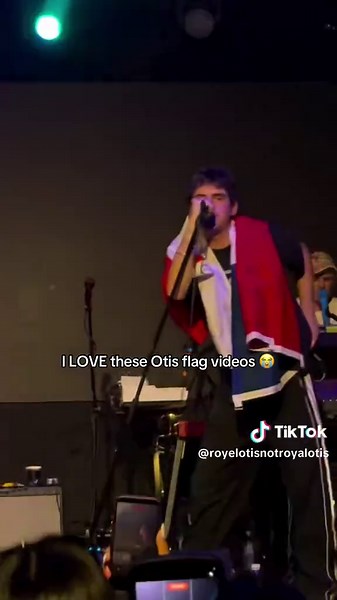 Royel Otis Live in Chile with Iconic Flag Moments