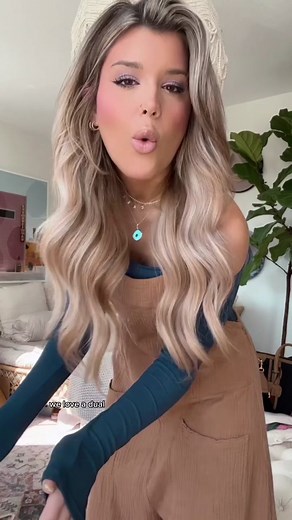 Quick way to dress up the balloon cargo pants trend 🫶