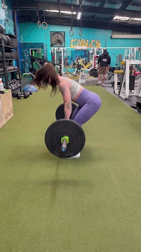 Fix your bb rows w @briananegron for a bigger bench and back #bench #benchpress #bodybuilding #fitgirl #fortheboys #forthegirls #back #fitnesstips