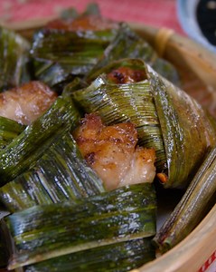 106K views · 3K reactions | Elevate your chicken dishes by wrapping them up in pandan leaves like this quintessential Thai recipe, Thai Pandan Chicken. The way the pandan leaves adds sweetness and fragrance to the chicken is well worth the effort of learning how to wrap it. https://bit.ly/3cncbBP | Asian Food Network | Facebook