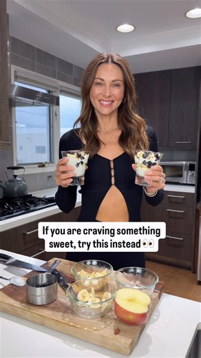 Ludi Delfino on Instagram: "Sneak peak of what’s to come! This recipe is for women who just need something sweet at the end of the day. This is a healthy alternative to sugary sweets that we are constantly exposed to. Recipe: 15g (~1.5 tbsps) Whole almonds, raw, with skin 20g Dark chocolate, 70% 50g (½ pc) Apple, small 50g (½ pc) Banana 65g (~½ cup) Blueberries 185g Skyr, vanilla Calories: 397 kcal Protein 24% Carbs 40% Fat 36%"