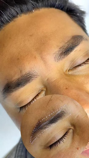 🌱✨N A N O B L A D I N G Beneficios: Apariencia natural: El nanoblading imita el pelo real, creando un look auténtico. Durabilidad: Los resultados pueden durar entre 1 y 1 año y medio con retoques mínimos. Definición y simetría: Ideal para hombres con cejas dispersas o poco definidas. Proceso indoloro: Es un procedimiento relativamente cómodo con poco o ningún dolor. Mejora la confianza: Aporta un aspecto más juvenil y cuidado. Este procedimiento ofrece una solución discreta para resaltar las fa