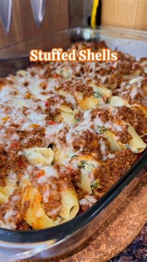 Michelle Disla on Instagram: "Cousin, these spinach stuffed shells are creamy, cheesy, meaty, and unbelievably good. A little boujee? Yes. With a lot of flavor, trust me, they’ll disappear fast! For a 9x13 pan (feeds 6) 1 box of jumbo pasta shells 1 & 1/2 lb ground beef 3 tbsp oil 2 chopped bell peppers 1/2 yellow onion, chopped 2 tbsp minced garlic 1/2 tbsp adobo 1/2 tbsp onion powder 1/2 tbsp black pepper 1 tbsp paprika 1 tsp Maggi jugo (or 1 tbsp soy sauce) 2 cups pasta sauce (I used ragú, me