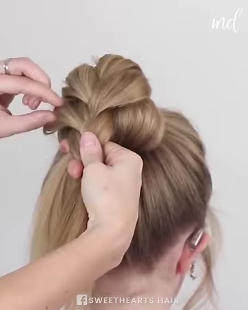 36K views · 453 reactions | How to make a messy bun in two minutes | MetDaan Fashion | Facebook