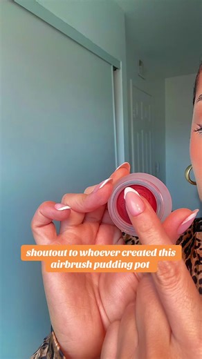 @퓌(fwee) pudding pot in shade chill’n 🤎 Blendable Pudding Texture: Easily buildable and blendable soft pudding formula that blurs and smooths the lips Glamorous Gift Choice: Luxurious and thoughtful present for friends with its appealing design and makeup capability Airbrushed Finish: Provides a smooth, seamless, and natural flush of color on lips and cheeks Wide Color Range: Includes a variety of shades from nude to red to suit different makeup looks Portable Design: Removable keychain allows 