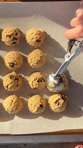 These soft & chewy Peppermint Chocolate Chip Cookies are stuffed with a homemade peppermint chocolate ganache that is so delicious yet easy to make. It’s the perfect holiday cookie - packed with flavor and easy to prep in advance. Baked with semisweet chocolate, crushed candy canes, & vanilla. Comment “recipe” to have this Peppermint Chocolate Chip Cookie recipe sent to you. Enjoy & happy holidays! | Dee & Sweets