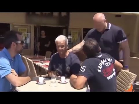 MARIO BOIT UN CAFE PENDANT QUE PHILIPPE FAIT LE SERVICE