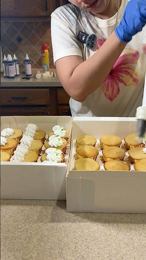 How to Decorate Cupcakes with the wrong combination of colors