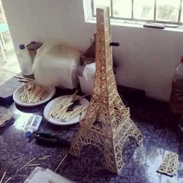 MAQUETE TORRE EIFFEL DE PALITO DE PICOLÉ. Mock-up of the Eiffel tower made with match sticks