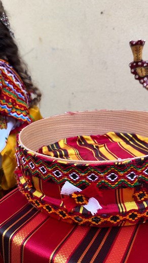 La robe Iwadhiyen, indémodable et pleine de caractère, traverse les générations sans jamais perdre de son charme. Et quoi de mieux que des bijoux kabyles pour révéler toute sa beauté ? ✨ Nos bijoux traditionnels , disponibles à la location, sublimeront chaque robe kabyle. #kabyle #berbère #mariagekabyle #mariageberbere #evenementkabylefrance #bijouxkabyleenfrance #bijoux #beaute #traditional #kabyle♓️ #imazighen♓