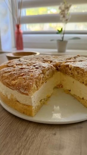 Julia Kitzmann 🦋 - 80 Kilo Abnahme on Instagram: "⬇️ ZUM REZEPT ⬇️ Kalorienarmer Bienenstich 🐝 | Werbung Zutaten: 26er Springform (10 Stk.) Biskuitboden » 5 Eier » 150g No More Sugar @morenutrition.de » 6g Chunky Flavor "Vanilla Perfection" @morenutrition.de » 150g Dinkelmehl Typ 630 » 1TL Backpulver » 60g gehobelte Mandeln Ofen auf 180°c O/U vorheizen. Eier, No More Sugar und Chunky für gute 10 Minuten auf das dreifache Volumen aufschlagen. Dinkelmehl und Backpulver vermischen und vorsichtig 