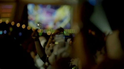 日本ではボーイバンドをアイドルグループと呼びます。なぜなら彼らはJ-POPという呼称が誕生する以前の1960年代から日本に存在しているから。圧倒的なエンタメ性と親近感で老若男女を問わず広く国民的な人気があり、日本の巨大な音楽市場においても大きなシェアを占めています