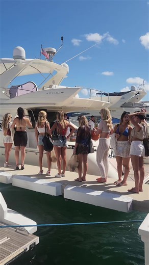 we love to yacht party!! only girls please 😜😜😘😅