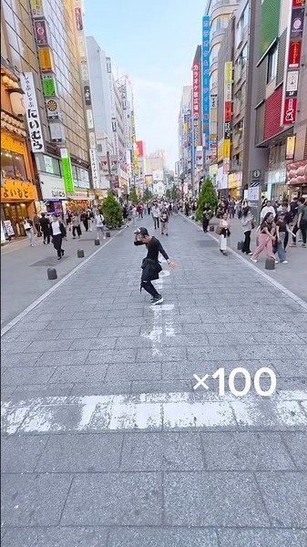 The guy impersonating Michael Jackson in Kabukicho is absolutely insane😎