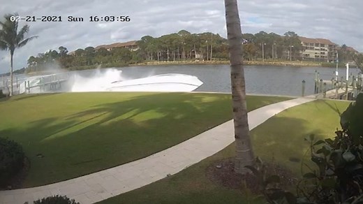 Kaum zu glauben, aber wahr - Herrenloses Boot schießt durch Kanal in Florida