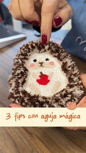 Taller de Manualidades on Instagram: "La aguja mágica es perfecta para quienes quieren textura y relieve sin complicarse. Crear con ella es casi terapéutico: repetitivo, calmado y profundamente satisfactorio. ✨🪡 #Manabi #AgujaMagica #PunchNeedle #BordadoColombia"