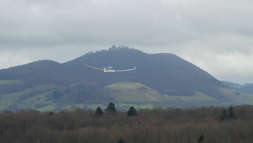 Schempp-Hirth CEO Tilo Holighaus demonstrates the beautiful Ventus-3M during its first self-launched flight. | Schempp-Hirth