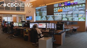 Who controls the Lions Gate Bridge centre Lane?