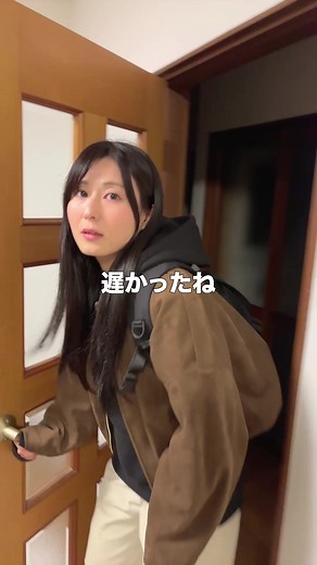 年末になるとバタバタするよね😭美味いもの食べて元気出そう！ 鶏もも肉の激うま照りガリバタ焼き（2人分） 〈材料〉 鶏もも肉 1枚（300g前後） 塩こしょう 少々 片栗粉 小さじ1 にんにく 1片 バター 15g サラダ油 少量 〈調味料〉 醤油 大さじ1.5 みりん 大さじ1 酒 大さじ1 砂糖 小さじ1/2 〈作り方〉 ① 鶏ももは皮目をフォークで刺し、塩こしょう＋片栗粉を薄くまぶす。 ② フライパンで皮目から中火で5〜6分、こんがり焼く。 ③ 裏返して2分。 ④ 火を弱め、にんにく→調味料→バターの順に入れて照りを出す。 #夫婦 #カップル #夫婦の日常 #親友夫婦 #ふたり暮らし