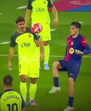 Este clip me ha salido mil veces y nadie nunca explica lo que realmente pasóAbdón se lesionó, eran los últimos minutos del partido y no nos quedaban cambios. Por eso ni siquiera disputa el balónPero que más da… Mejor imaginarse cualquier otra cosa para rascar unos likes 🐑🐑