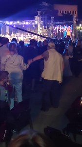 Rame Lahaj international Opera Festival mbrëmë e ka shndërruar Prishtinën në magjike. Zëra të bukur, njerëz të lumtur, e një atmosferë tejet inspiruese kishte rrethuar sheshin mbrëmë. Një çift madje shihen duke vallëzuar e shijuar këto momente që për të pranishmit do të mbesin gjatë në mendje. / KultPlus.com VIDEO: Irena Aliu | KultPlus.com