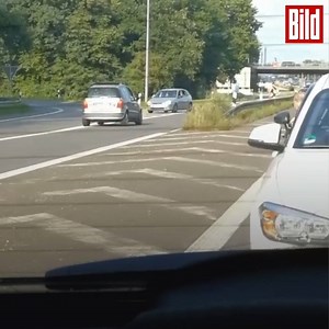 680K views · 146 reactions | Es ist ein unfassbares Video, das die Kölner Polizei online stellte! Am Kreuz Köln-Nord gibt es 14 Kilometer Stau. Den wollen einige Autofahrer nicht hinnehmen – und wenden auf der Autobahn! | BILD Video | Facebook
