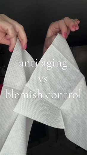 I keep both of these Clean Skin Club towels in my bathroom — but they’re not interchangeable 👀 If you’re trying to decide between anti-aging vs blemish control, here’s the real difference: 🧖‍♀️ Anti-Aging Clean Towels • Softer, more plush feel • Designed for delicate, maturing, or sensitized skin • Great for post-skincare, gentle cleansing, or makeup removal • My pick when my skin feels dry, reactive, or over-30 tired 🧼 Blemish Control Clean Towels • Same disposable, bacteria-free concept — j