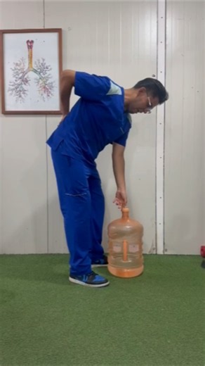 How to lift a water jug without getting injured? #physicaltherapy #ergonomics