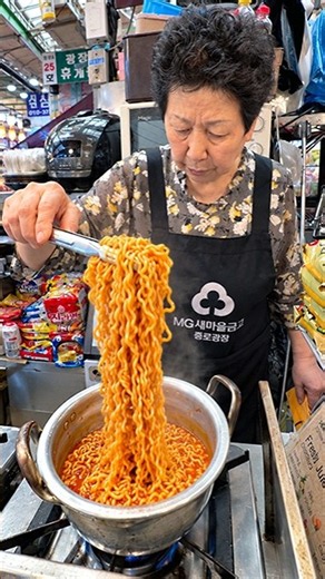The best Spicy-buldak-sauce ramen! Most famous Korean grandma makes it. (Gwangjang market alley)