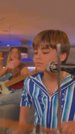 Milan y Sasha, hijos de la cantante colombiana Shakira, realizaron su debut musical en solitario durante la gala oficial de la fundación Let It Beat, una iniciativa respaldada por Sony Music Latin que busca impulsar el talento artístico de jóvenes entre los 10 y 20 años. Según lo reportado por la cuenta oficial de la fundación en redes sociales, los hermanos interpretaron la canción The One y participaron en el videoclip oficial del tema. 🎥 cortesía. | Isla Tv