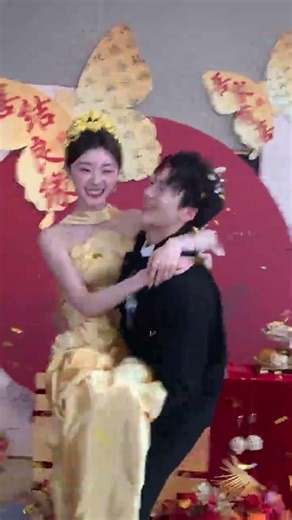 An engagement definitely calls for a sweet princess carry 💍🤣 #chinese #funny #shorts