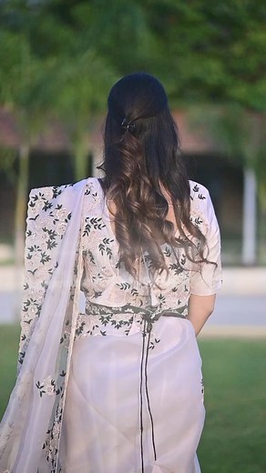 Elevate your elegance with our Off-White Saree and Stitched Blouse ensemble, adorned with a stunning Shrug featuring Zardozi, Moti, Thread work, Katdana piping, and Sequence work. Step into sophistication and make a statement with every wear! 💫 . .Booking No :- 9923032432 .Customer Care No :- 9923032438 . .@smartchoiceindiaofficial . #sareefashion #styleinspiration #fashion #shrugs #motiwork #stitchedblouse #sophisticatedstyle | Smart Choice