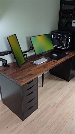 White PC Setup with Epomaker: Green Wallpaper Spotlight